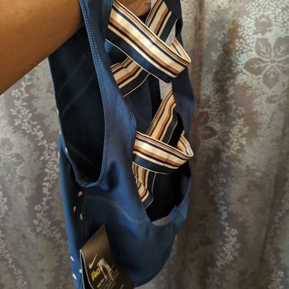 NWT Nike Crop - Picture 3 of 5